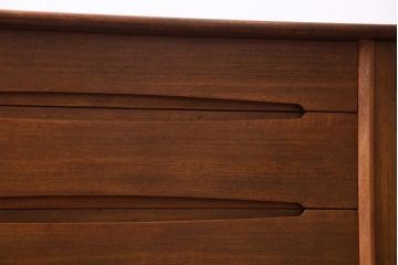 ヴィンテージ家具　北欧ビンテージ　yonger(ヤンガー)社　シャープなデザインがおしゃれなサイドボード