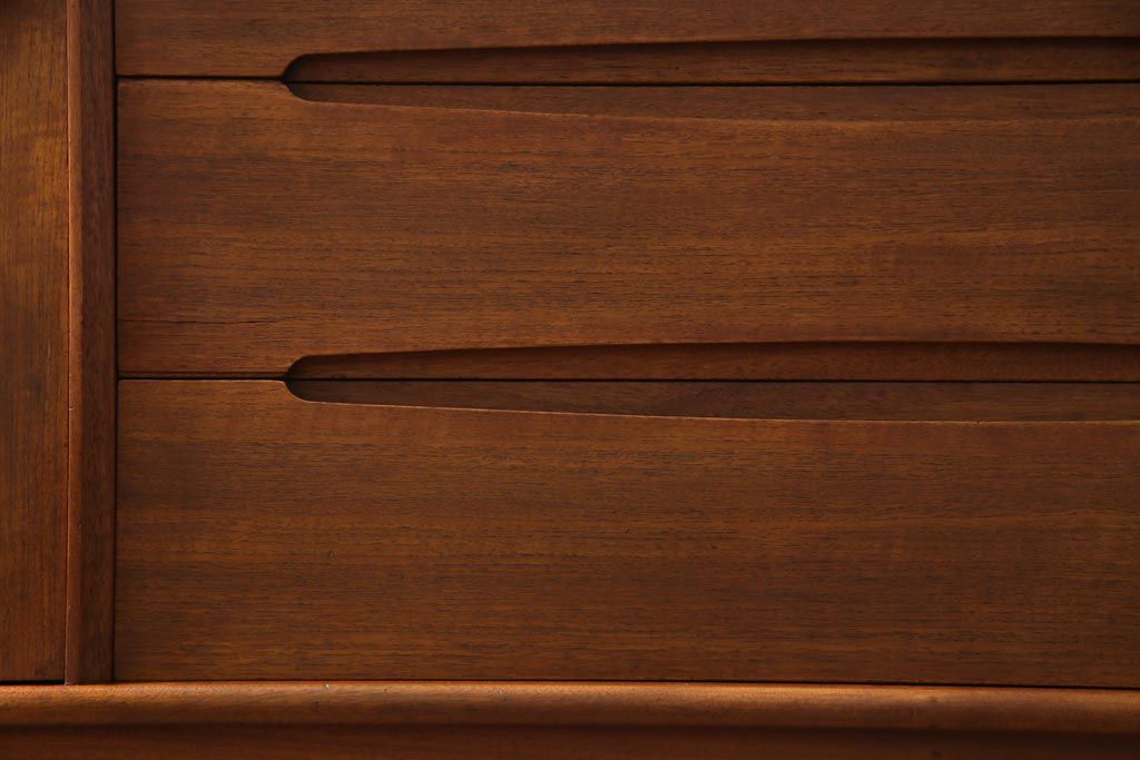 ヴィンテージ家具　北欧ビンテージ　yonger(ヤンガー)社　シャープなデザインがおしゃれなサイドボード