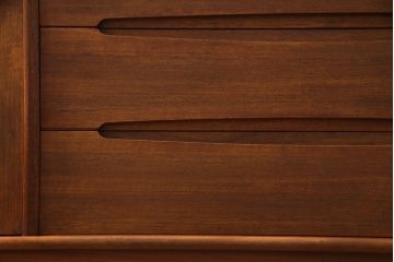 ヴィンテージ家具　北欧ビンテージ　yonger(ヤンガー)社　シャープなデザインがおしゃれなサイドボード