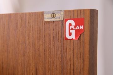 ヴィンテージ家具　北欧ビンテージ　チーク材　G-plan(ジープラン)　クールなデザインが素敵なサイドボード(サイドキャビネット)(1)