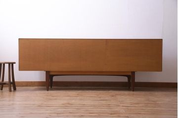 ヴィンテージ家具　北欧ビンテージ　チーク材　G-plan(ジープラン)　クールなデザインが素敵なサイドボード(サイドキャビネット)(1)