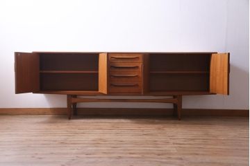 ヴィンテージ家具　北欧ビンテージ　チーク材　G-plan(ジープラン)　クールなデザインが素敵なサイドボード(サイドキャビネット)(2)