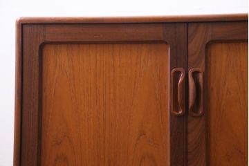 ヴィンテージ家具　北欧ビンテージ　チーク材　G-plan(ジープラン)　クールなデザインが素敵なサイドボード(サイドキャビネット)(2)
