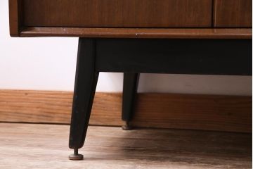 ヴィンテージ家具　北欧ビンテージ　G-PLAN　BBシリーズ　ブラックの脚がおしゃれなサイドボード(リビングボード、収納棚)