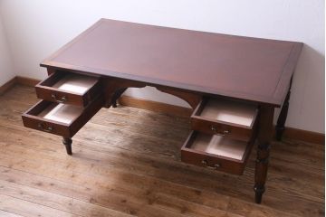 アンティーク家具　イギリスアンティーク　ウォールナット材　クラシカルな佇まいが魅力的な両袖デスク(机、在宅ワーク、在宅用作業台)
