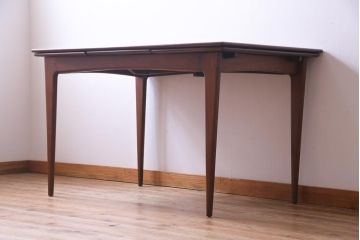 ヴィンテージ家具　北欧ビンテージ　チーク材　スタイリッシュな印象のエクステンションテーブル(バタフライテーブル、ダイニングテーブル)