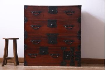 アンティーク家具　和製アンティーク　ヒノキ材　赤みを帯びた漆塗りが目を引く重ね箪笥(収納棚、チェスト)