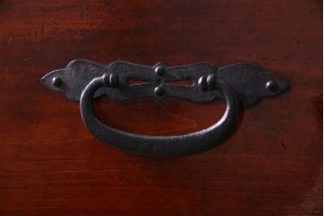 アンティーク家具　和製アンティーク　ヒノキ材　赤みを帯びた漆塗りが目を引く重ね箪笥(収納棚、チェスト)