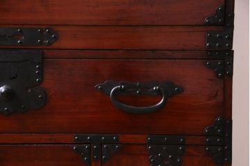 アンティーク家具　和製アンティーク　ヒノキ材　赤みを帯びた漆塗りが目を引く重ね箪笥(収納棚、チェスト)