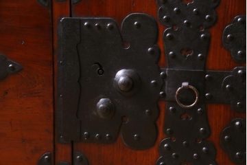 アンティーク家具　和製アンティーク　ヒノキ材　赤みを帯びた漆塗りが目を引く重ね箪笥(収納棚、チェスト)