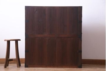 アンティーク家具　和製アンティーク　ヒノキ材　赤みを帯びた漆塗りが目を引く重ね箪笥(収納棚、チェスト)