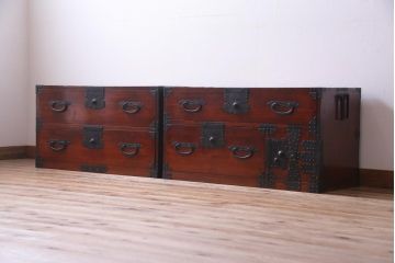アンティーク家具　和製アンティーク　ヒノキ材　赤みを帯びた漆塗りが目を引く重ね箪笥(収納棚、チェスト)