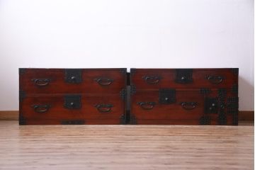 アンティーク家具　和製アンティーク　ヒノキ材　赤みを帯びた漆塗りが目を引く重ね箪笥(収納棚、チェスト)