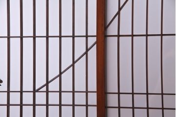 和製アンティーク　ケヤキ材　上手物　大正ロマンな雰囲気高まる色ガラス入り衝立(パーテーション、間仕切り)