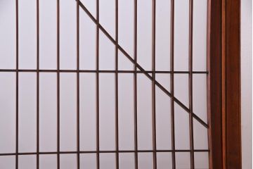 和製アンティーク　ケヤキ材　上手物　大正ロマンな雰囲気高まる色ガラス入り衝立(パーテーション、間仕切り)