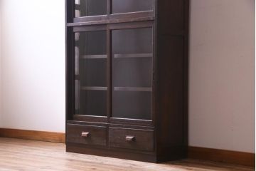 レトロ家具　和製アンティーク　物懐かしい佇まいが目を惹く昭和レトロな戸棚(収納棚、飾り棚、本棚)