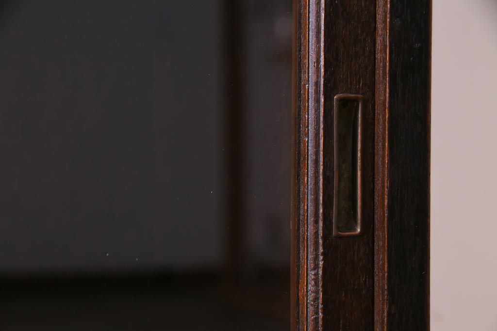 レトロ家具　和製アンティーク　物懐かしい佇まいが目を惹く昭和レトロな戸棚(収納棚、飾り棚、本棚)