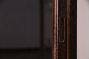 レトロ家具　和製アンティーク　物懐かしい佇まいが目を惹く昭和レトロな戸棚(収納棚、飾り棚、本棚)