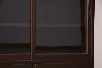 レトロ家具　和製アンティーク　物懐かしい佇まいが目を惹く昭和レトロな戸棚(収納棚、飾り棚、本棚)