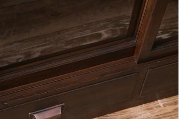 レトロ家具　和製アンティーク　物懐かしい佇まいが目を惹く昭和レトロな戸棚(収納棚、飾り棚、本棚)