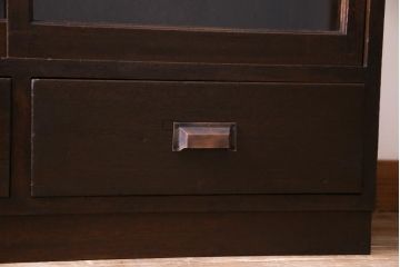 レトロ家具　和製アンティーク　物懐かしい佇まいが目を惹く昭和レトロな戸棚(収納棚、飾り棚、本棚)