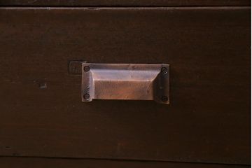 レトロ家具　和製アンティーク　物懐かしい佇まいが目を惹く昭和レトロな戸棚(収納棚、飾り棚、本棚)