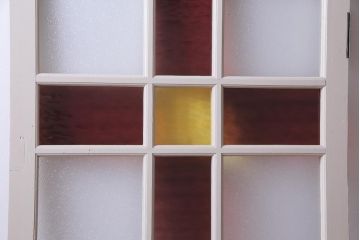 ペイント家具　色ガラス入り　十字の格子が目を引くドア(扉、建具)