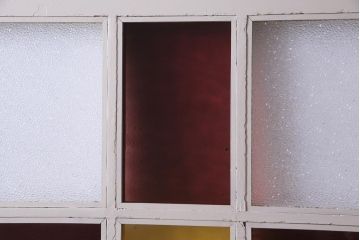 ペイント家具　色ガラス入り　十字の格子が目を引くドア(扉、建具)