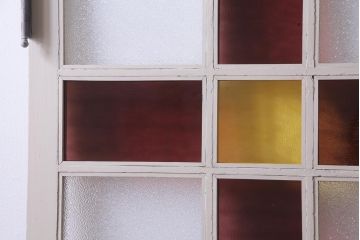 ペイント家具　色ガラス入り　十字の格子が目を引くドア(扉、建具)