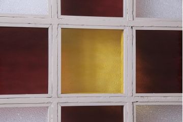 ペイント家具　色ガラス入り　十字の格子が目を引くドア(扉、建具)