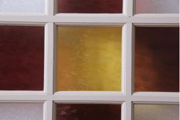 ペイント家具　色ガラス入り　十字の格子が目を引くドア(扉、建具)