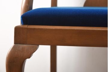 アンティーク家具　イギリスアンティーク　バーチ材　エレガントな佇まいが素敵なアームチェア(ダイニングチェア)