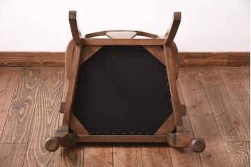 アンティーク家具　イギリスアンティーク　バーチ材　エレガントな佇まいが素敵なアームチェア(ダイニングチェア)