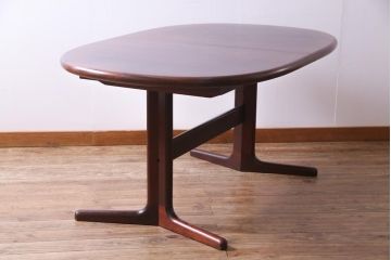 北欧家具　デンマーク　深みを帯びたなめらかなチーク材のエクステンションテーブル(ダイニングテーブル、拡張式テーブル)