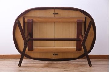 北欧家具　デンマーク　深みを帯びたなめらかなチーク材のエクステンションテーブル(ダイニングテーブル、拡張式テーブル)