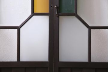 大正ロマン　当時物色ガラス　黄色と緑のアクセントがお洒落なガラス戸2枚セット(引き戸、建具)(1)