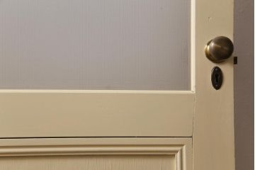 ペイント建具　明るい印象を与えるレトロなプレスガラス入りのドア(扉)