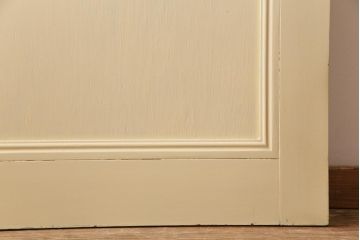 ペイント建具　明るい印象を与えるレトロなプレスガラス入りのドア(扉)
