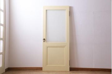 ペイント建具　明るい印象を与えるレトロなプレスガラス入りのドア(扉)