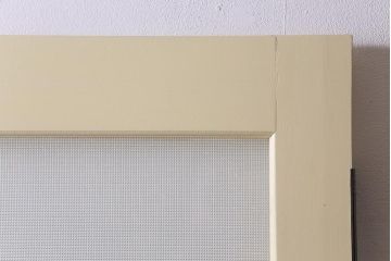 ペイント建具　明るい印象を与えるレトロなプレスガラス入りのドア(扉)