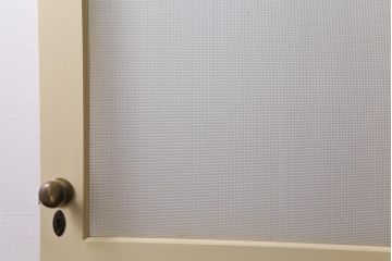 ペイント建具　明るい印象を与えるレトロなプレスガラス入りのドア(扉)
