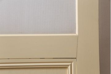 ペイント建具　明るい印象を与えるレトロなプレスガラス入りのドア(扉)