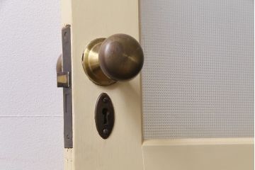 ペイント建具　明るい印象を与えるレトロなプレスガラス入りのドア(扉)