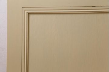 ペイント建具　明るい印象を与えるレトロなプレスガラス入りのドア(扉)