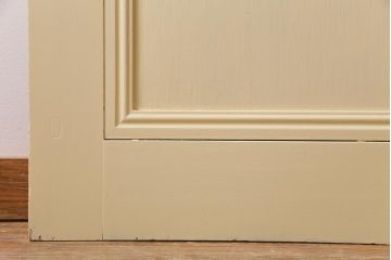ペイント建具　明るい印象を与えるレトロなプレスガラス入りのドア(扉)