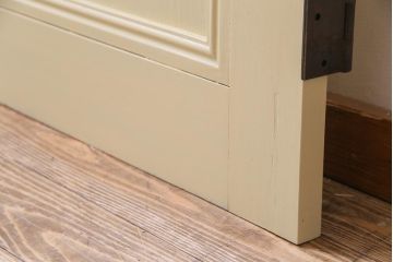 ペイント建具　明るい印象を与えるレトロなプレスガラス入りのドア(扉)