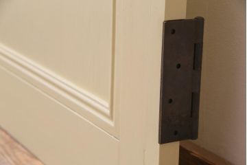 ペイント建具　明るい印象を与えるレトロなプレスガラス入りのドア(扉)