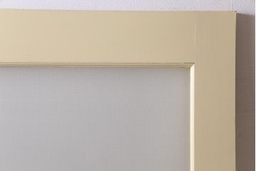 ペイント建具　明るい印象を与えるレトロなプレスガラス入りのドア(扉)