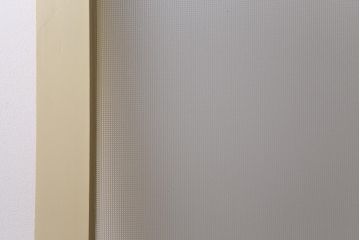 ペイント建具　明るい印象を与えるレトロなプレスガラス入りのドア(扉)