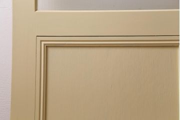 ペイント建具　明るい印象を与えるレトロなプレスガラス入りのドア(扉)